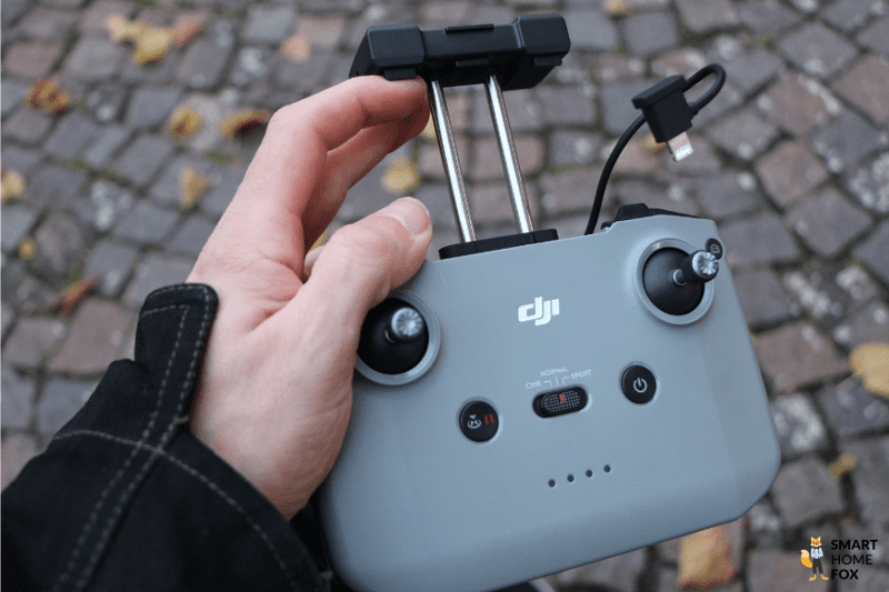 Die DJI RC-N1 Fernsteuerung (Controller) wird in der Hand gehalten.
